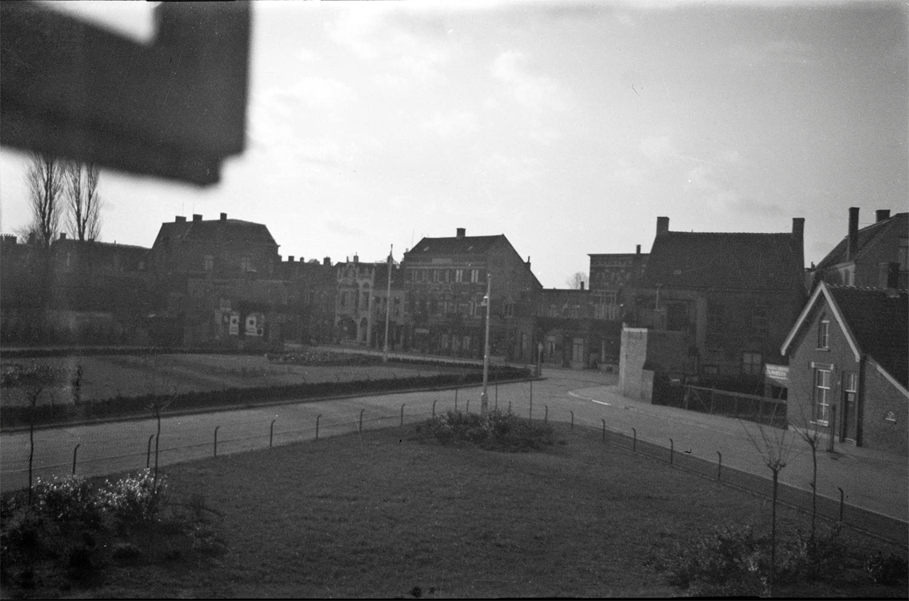 1935 De perken en bestrating zijn af.